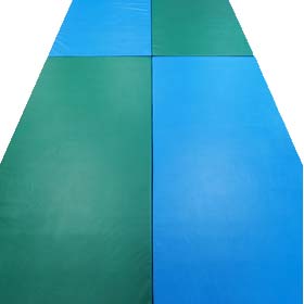 Leichtturnmatten in Grün und Blau mit Klettecken, als Fläche ausgelegt